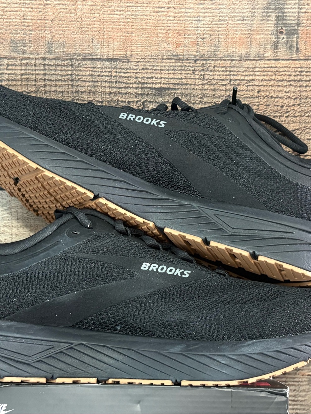 Brooks Black Sneakers with Gum Outsole men’s 11.5, women’s 13